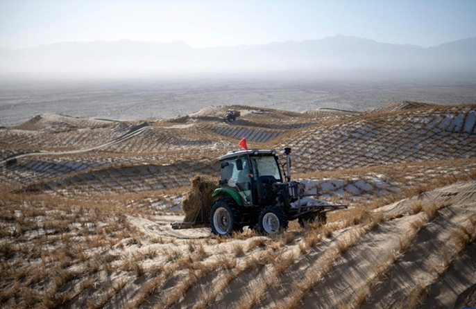 Progetto di controllo del deserto in corso ad Aksay, Gansu