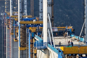 Ponte Renhe della ferrovia ad alta velocità Xi'an-Chongqing nella Cina sudoccidentale in costruzione