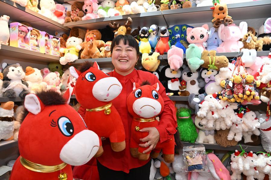 Peluche di cavallo cuciti male diventano virali su Internet in Cina