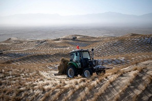 Progetto di controllo del deserto in corso ad Aksay, Gansu