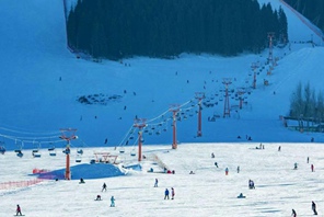 Febbre della neve sulle piste sciistiche dello Xinjiang