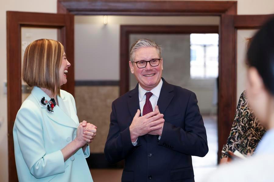 Il Primo Ministro britannico Keir Starmer conversa con l'attrice britannica Rosamund Pike (a sinistra) e con alcuni studenti locali durante la sua visita al Design Innovation Institute di Shanghai, nella Cina orientale. (31 gennaio 2026 - Xinhua/Wang Xiang)