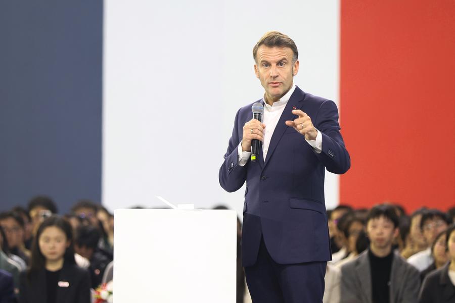 Il presidente francese Emmanuel Macron visita l'Università del Sichuan a Chengdu, nella provincia del Sichuan, nel sud-ovest della Cina. (5 dicembre 2025 - Liu Yuchen/Xinhua)