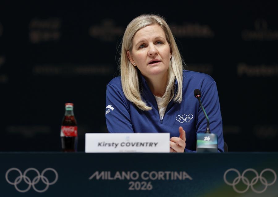 La presidente del Comitato Olimpico Internazionale (CIO), Kirsty Coventry, partecipa alla conferenza stampa del Comitato Esecutivo del CIO presso il Media Centre dei Giochi Olimpici Invernali di Milano-Cortina 2026 a Milano. (1 febbraio 2026 - Xinhua/Du Xiaoyi)