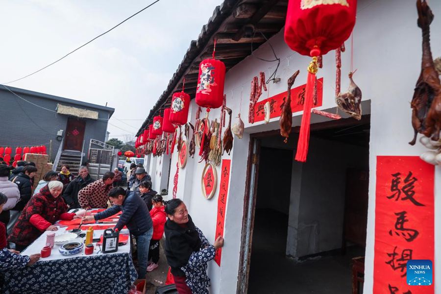 Hangzhou, attività festive in vista del Capodanno cinese nel villaggio di Mojiaqiao