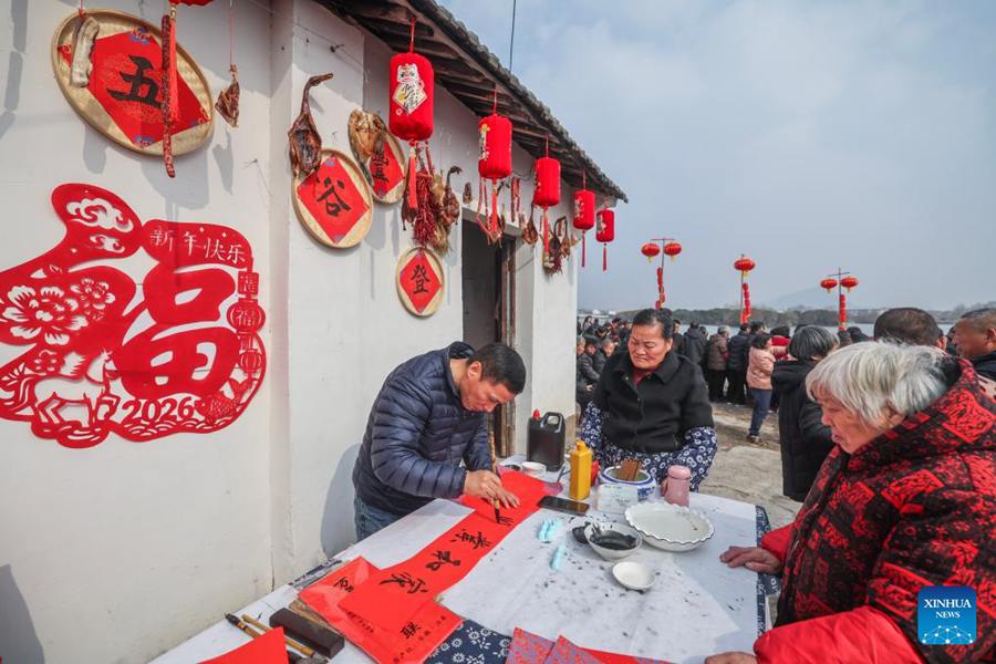 Hangzhou, attività festive in vista del Capodanno cinese nel villaggio di Mojiaqiao