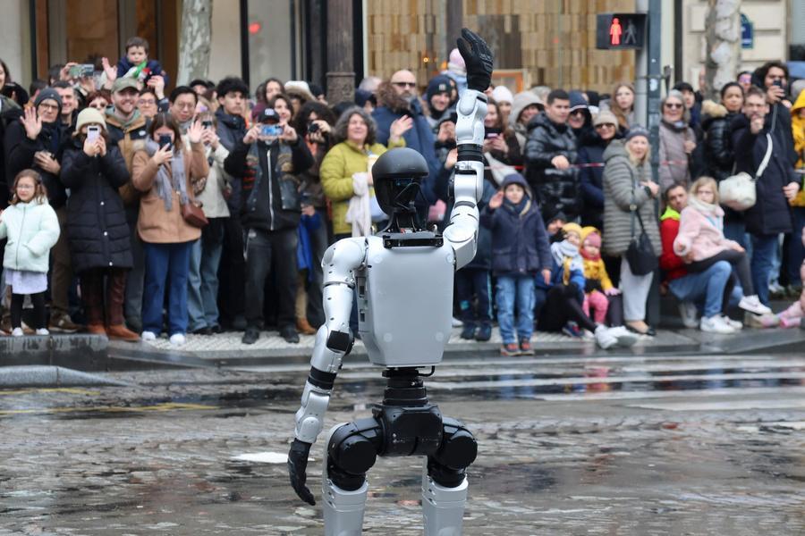 Un robot umanoide, inventato da un'azienda cinese e fornito dall'azienda tecnologica francese INNOV8 Group, saluta con la mano durante una parata per celebrare l'imminente Capodanno cinese sugli Champs-Élysées a Parigi, in Francia. (1 febbraio 2026 - Xinhua/Zhang Baihui)