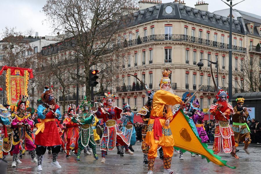 Artisti si esibiscono in una danza Yingge durante una parata per celebrare l'imminente Capodanno cinese sul viale degli Champs-Élysées a Parigi, in Francia. (1 febbraio 2026 - Xinhua/Zhang Baihui)