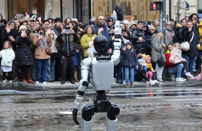 Robot aggiunge un tocco futuristico alla parata del Capodanno cinese a Parigi