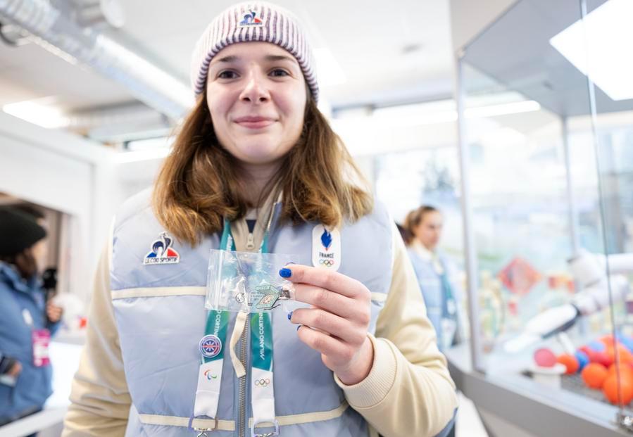 Anae Simon mostra la sua nuova spilla. (3 febbraio 2026 - Xinhua/Zhang Haofu)