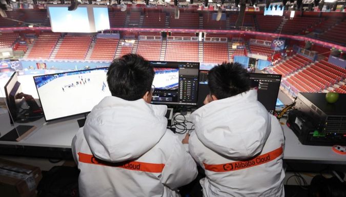 Gli ingegneri di Alibaba Cloud lavorano all'interno delle sedi delle Olimpiadi invernali di Milano. (Foto fornita da Alibaba Cloud)