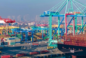 Porto di Tianjin a pieno regime durante le festività di Capodanno