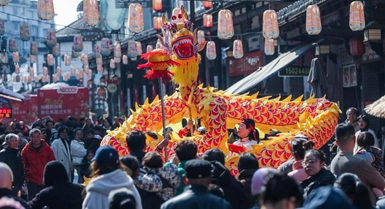 I giovani viaggiatori sono alla ricerca di autentiche atmosfere della Festa di Primavera nelle città più piccole