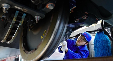 Personale dei treni ad alta velocità a Beijing impegnato nei preparativi per l'ondata di viaggi della Festa di Primavera