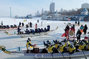 Il fiume Songhua ghiacciato ad Harbin attira visitatori per le attività a tema ghiaccio e neve