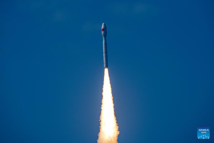 Razzo commerciale cinese SD-3 lancia 7 satelliti dal mare