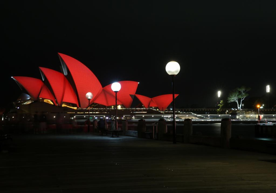 L'Opera House di Sydney, Australia, illuminata di rosso per celebrare l'imminente Capodanno cinese. (12 febbraio 2026 - Xinhua/Ma Ping)