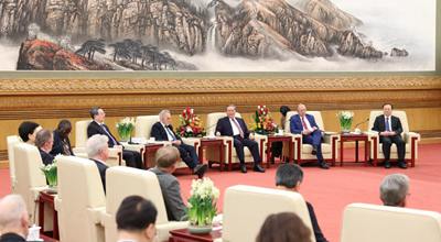 Premier cinese ospita simposio per esperti stranieri in Cina