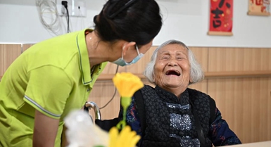 La Cina introduce un programma di sussidi nazionali per i servizi di assistenza agli anziani