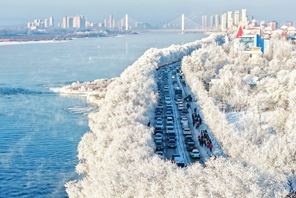 Jilin: Rami ghiacciati e alberi di giada, un pittoresco paesaggio di brina