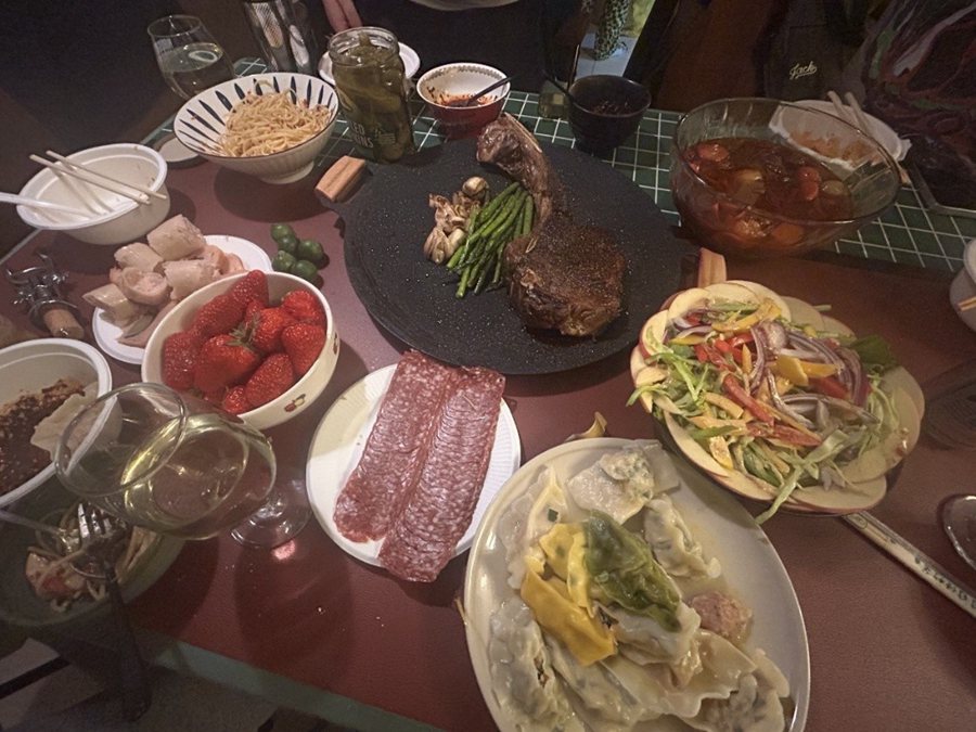 Tavola imbandita per la cena della vigilia del Capodanno cinese. (16 febbraio 2026 – Quotidiano del Popolo Online/Matteo Cherchi)