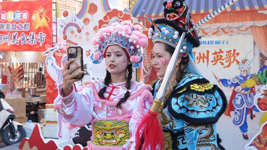 Turisti stranieri assistono alla danza Yingge a Chaozhou, nel Guangdong. (13 febbraio 2026)