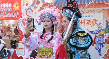 Sempre più turisti stranieri vivono l'emozione delle festività cinesi