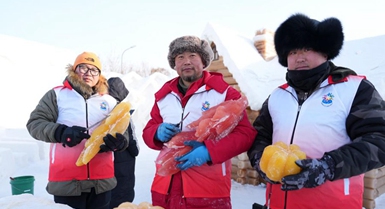 Sculture di ghiaccio tinte con pigmenti vegetali portano colore all'Harbin Ice and Snow World