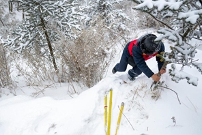Personale addetto alla manutenzione della rete elettrica garantisce la stabilità della rete fra le forti gelate nello Hubei