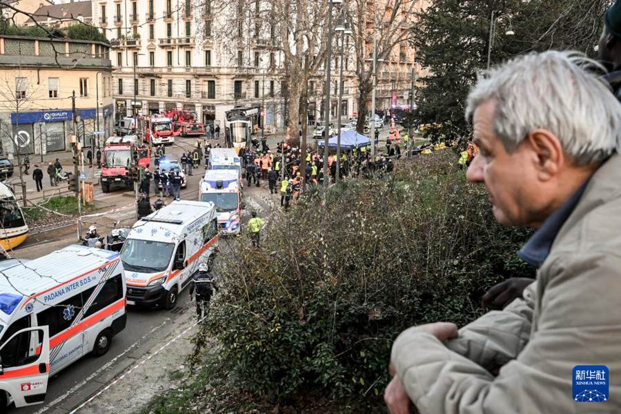 Milano, deraglia un tram: due morti