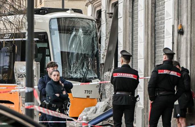 Milano, deraglia un tram: due morti