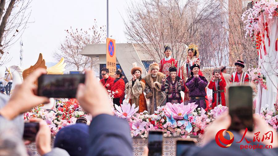 Riparte la parata folkloristica di Urumqi per il Capodanno cinese