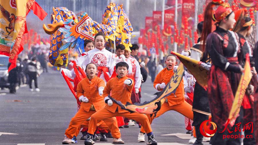 Riparte la parata folkloristica di Urumqi per il Capodanno cinese