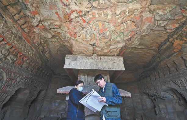I ricercatori dello Yungang Research Institute lavorano in una delle 254 grotte di Yungang. (Yang Chenguang/Xinhua)