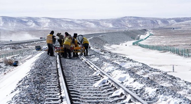 Meccanici ferroviari garantiscono i viaggi della Festa di Primavera tra i Monti Kunlun