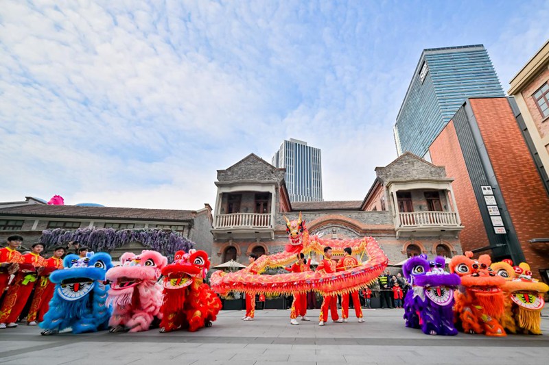 Spettacoli di danza del drago e del leone nella Jinchao 8 Lane. (Foto fornita dall'Ufficio di Informazione del Distretto di Hongkou)