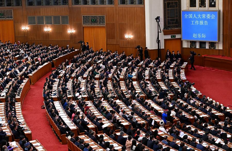 Xi Jinping e altri leader del Partito e dello Stato alla seconda plenaria della quarta sessione della XIV APN