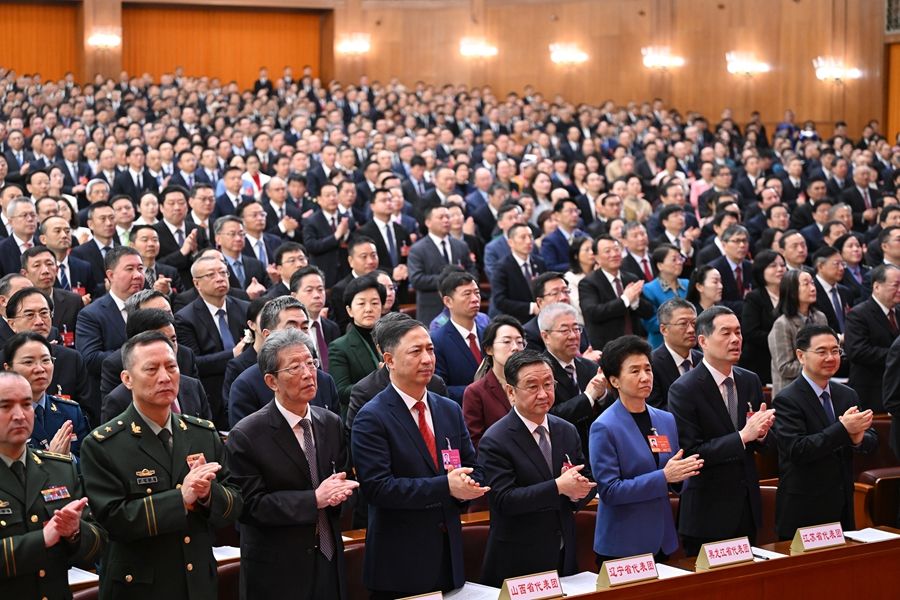 Xi Jinping e altri leader del Partito e dello Stato alla seconda plenaria della quarta sessione della XIV APN