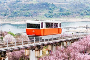 Chongqing: entra in funzione la romantica funivia che attraversa le montagne primaverili