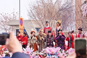 Riparte la parata folkloristica di Urumqi per il Capodanno cinese