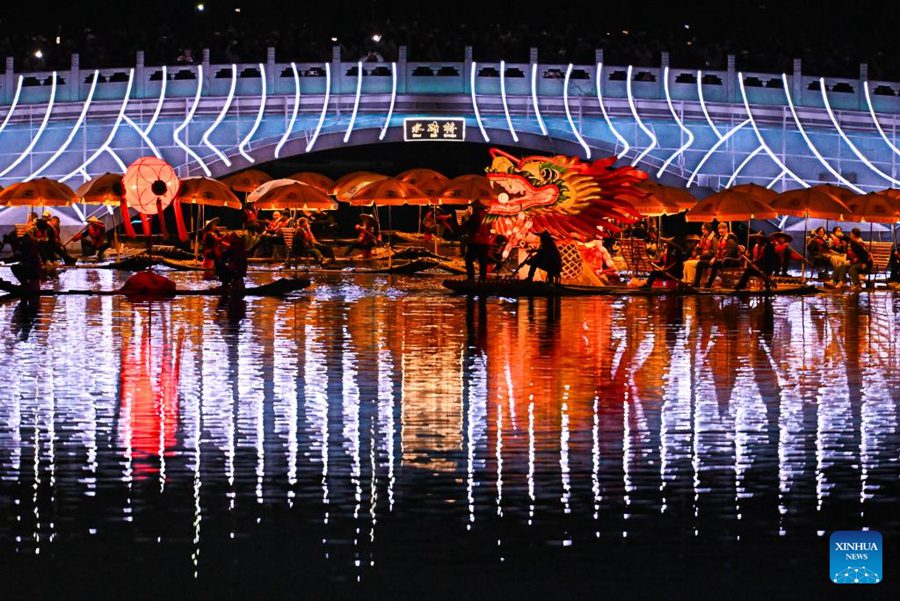 Spettacolo folkloristico di Yangshuo illumina la notte di Beijing