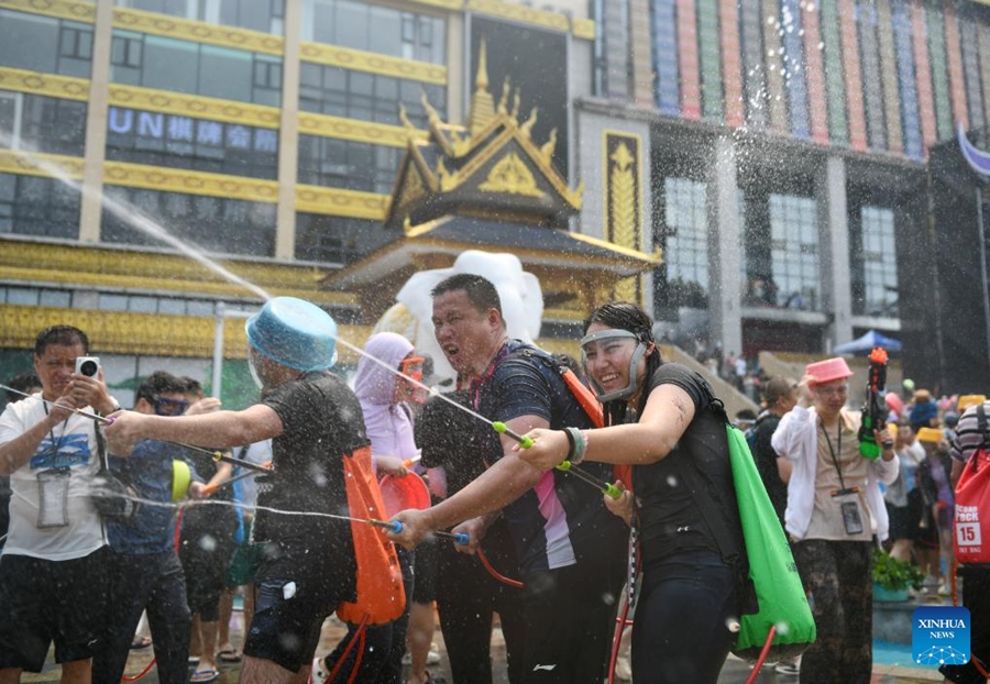 Celebrata la Festa degli spruzzi d'acqua nello Yunnan
