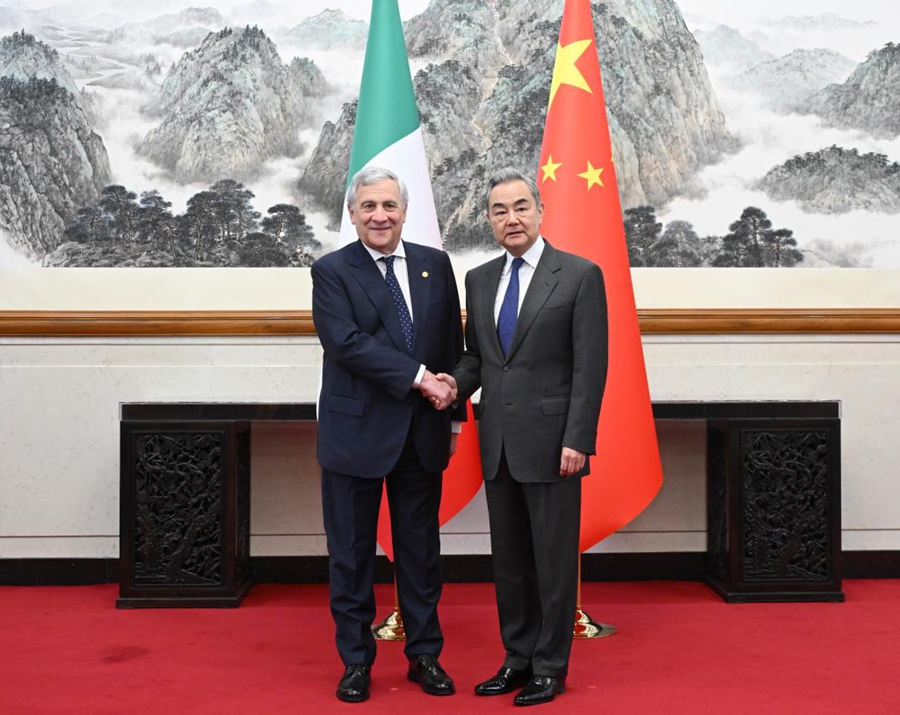 Il Ministro degli Esteri cinese Wang Yi, membro dell'Ufficio Politico del Comitato Centrale del Partito Comunista Cinese, incontra il Vicepremier e Ministro degli Affari Esteri e della Cooperazione Internazionale italiano Antonio Tajani a Beijing, capitale della Cina. (16 aprile 2026 - Xinhua/Yan Yan)