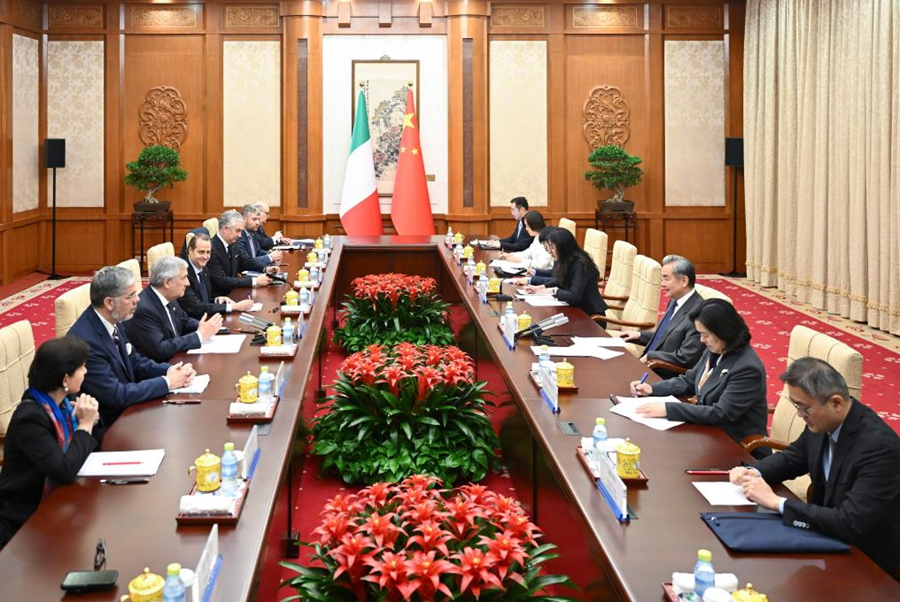 Il Ministro degli Esteri cinese Wang Yi, membro dell'Ufficio Politico del Comitato Centrale del Partito Comunista Cinese, incontra il Vicepremier e Ministro degli Affari Esteri e della Cooperazione Internazionale italiano Antonio Tajani a Beijing, capitale della Cina. (16 aprile 2026 - Xinhua/Yan Yan)