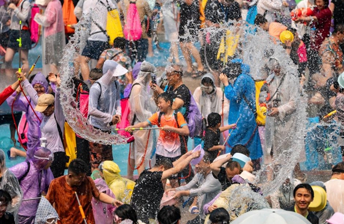 Celebrata la Festa degli spruzzi d'acqua nello Yunnan