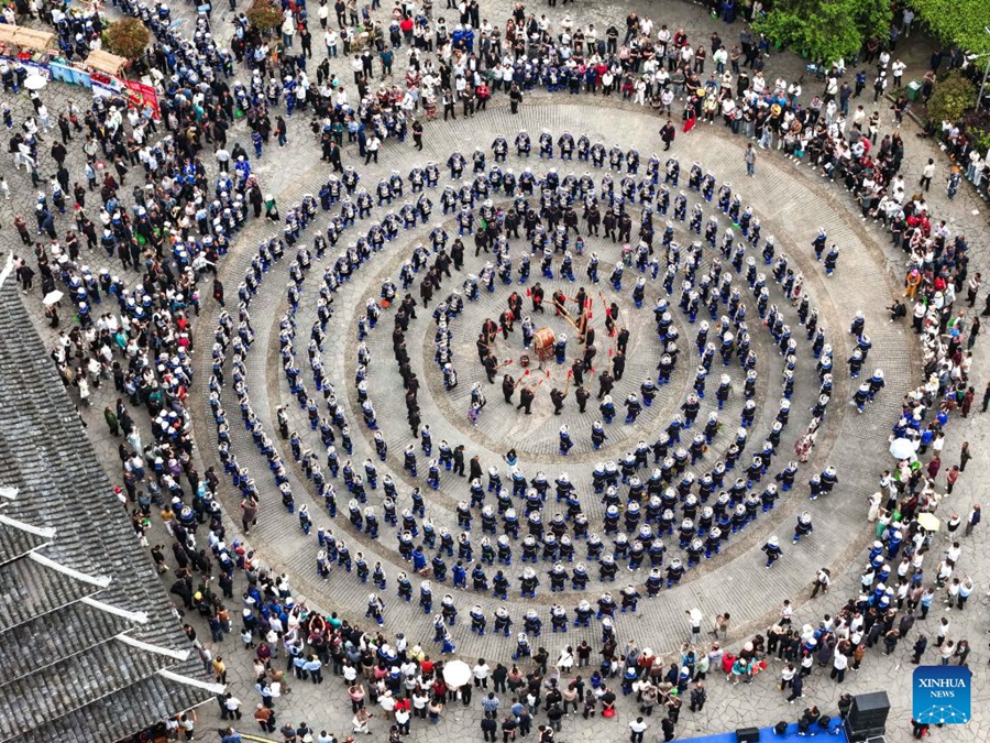 Celebrata la Festa di Sanyuesan in Guizhou