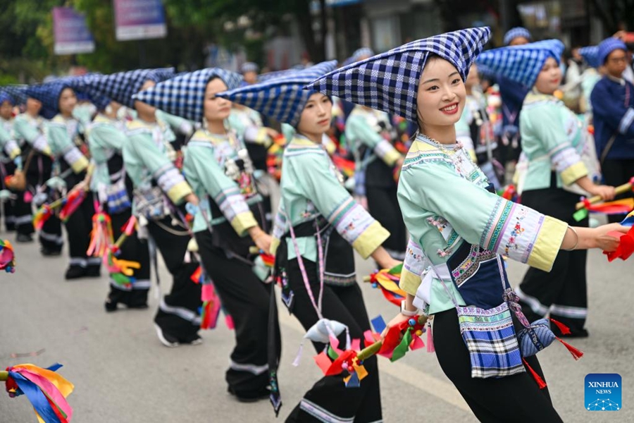 Celebrata la Festa di Sanyuesan in Guizhou