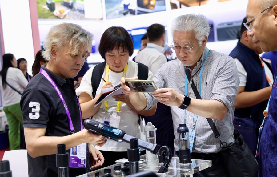 Record di acquirenti esteri nella prima fase della Fiera di Canton in Cina