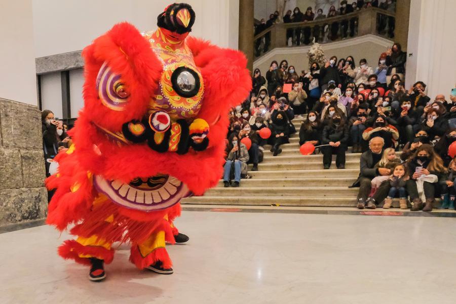Danza del leone durante i festeggiamenti per il Capodanno lunare cinese a Napoli. (31 gennaio 2022 - Str/Xinhua)