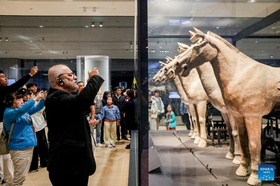 Partecipanti all'evento "Global Mayors Dialogue" visitano il Museo del Mausoleo dell'Imperatore Qinshihuang a Xi'an, nella provincia dello Shaanxi, Cina nord-occidentale. (29 aprile 2026 - Xinhua)